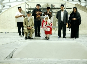 Saat Bu Mega Berdoa Sangat Khusyuk di Makam Imam Al Bukhari di Desa Khartang, Uzbekistan