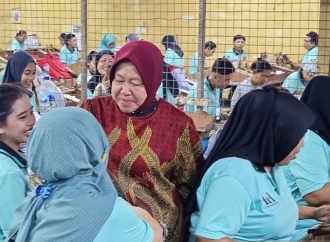 Risma Siapkan Program Kesejahteraan bagi Para Buruh Pabrik