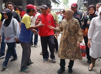 Risma Disambut Luar Biasa dan Spontan oleh Pedagang dan Pengunjung Pasar