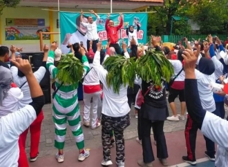 Ratusan Emak-Emak Senam Bareng Ning Rini Eri Cahyadi di Gayungan