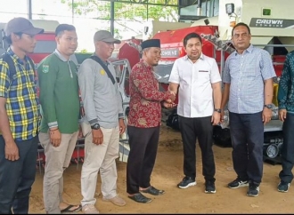 Bang Dhin Serahkan Bantuan Tiga Unit Mesin Panen Padi ke Kelompok Tani di Kecamatan Kusan Tengah