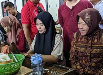 Risma Kunjungi Pabrik Rokok di Trenggalek, Janji Perjuangkan Petani-Buruh