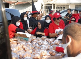 PDI Perjuangan Kota Pangkalpinang bersama Molen Bagikan 15 Ribu Telur kepada Masyarakat