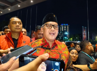 Hasto Kristiyanto Hadir Secara Langsung Dampingi Risma-Gus Hans Saat Debat Ketiga