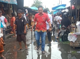 Wong Bersama Ridha Trabas Kondisi ‘Becek’ Sambil  Sapa Warga dan Pedagang Pasar Bersama