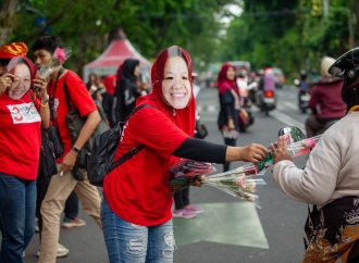 Tarik Perhatian Pengguna Jalan, Relawan JAKA Pakai Topeng “Bu Risma” Kampanye SMA/SMK Gratis