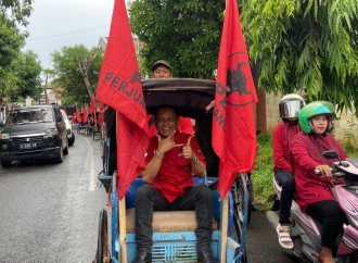 PDI Perjuangan Gandeng Komunitas Badut Hibur Anak-Anak di Pengungsian