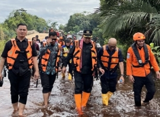 Lasarus Tinjau Banjir di Sungai Ambawang, Minta Pemerintah Siapkan Solusi Permanen