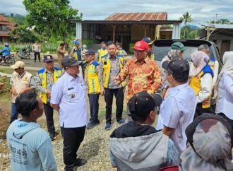 Mukhlis Basri Tinjau Jalan Rusak di Lampung Barat