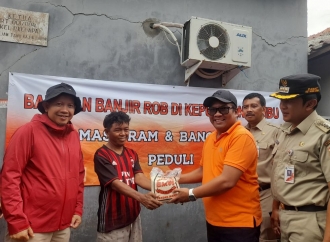 Mas Pram & Bang Doel Salurkan 2000 Paket Sembako untuk Korban Banjir Rob di Kepulauan Seribu