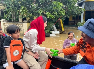 Gerak Cepat Novita Hardini Bersama Pemda Tinjau dan Salurkan Bantuan untuk Korban Banjir di Trenggalek