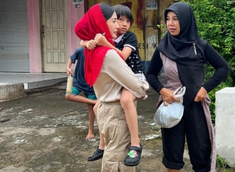 Novita Hardini Ajak Buah Hati Temui Korban Banjir dan Longsor di Trenggalek: Belajar Empati Sejak Dini 