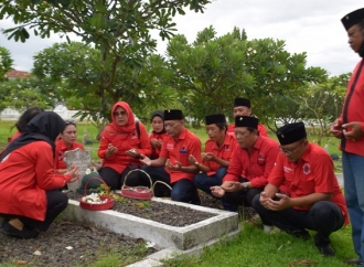 Sambut Hari Ibu, Banteng Banyuwangi Tabur Bunga di TMP Wisma Raga Satria