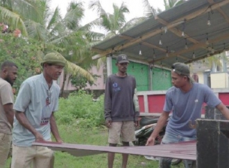 Banteng Maluku Tenggara Beri Bantuan Bencana Puting Beliung di Kecamatan Manyeu