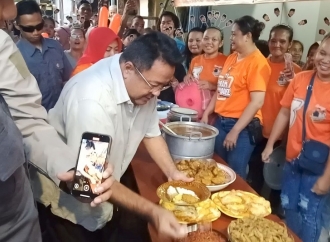 Rano Karno Makan Bareng Warga Saat Temui Korban Kebakaran Kemayoran