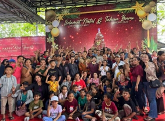 Karolin Sambut Hangat Masyarakat dalam Open House Natal di Kediaman Cornelis