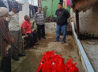 Yudha Kunjungi Rumah Lansia Yang Atapnya Mau Roboh di Kampung Samanggen