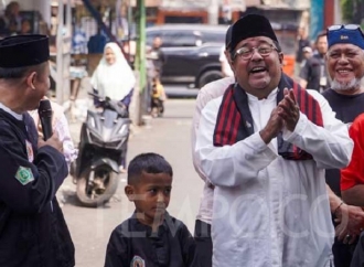 Bang Doel Solat Jumat di Masjid Jami Assalafiyah dan Ziarah ke Makam Pangeran Jayakarta