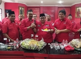 HUT ke-52 PDI Perjuangan, Banteng Karawang Bagikan 52 Nasi Tumpeng