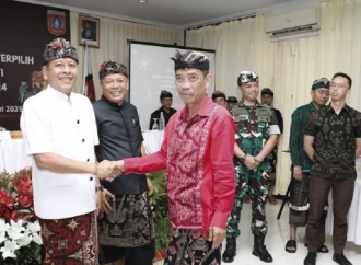 Politisi Banteng I Made Ruspita Jabat Tangan Gus Par-Guru Pandu Usai Ditetapkan Bupati Terpilih