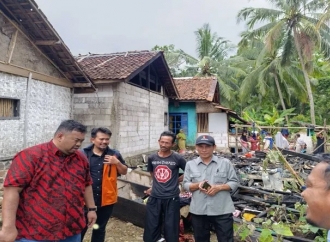 Yudha Puja Turnawan Kunjungi Korban Kebakaran di Pedalaman Cisompet Bersama Camat