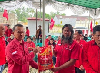 Banteng Bangka Bagikan 300 Kampel Beras ke Masyarakat