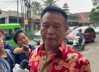 HUT ke-78 Megawati Soekarnoputri, Hasanuddin Bagikan Nasi Tumpeng ke Masyarakat Sumedang