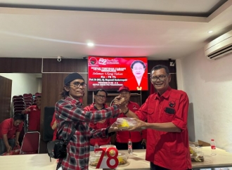 HUT ke-78 Megawati, Banteng Kota Bekasi Bagikan Nasi Tumpeng ke Masyarakat