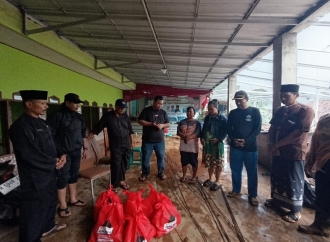 Yudha Puja Turnawan Kunjungi Rumah Warga Roboh Akibat Longsor di Desa Lingkungpasir Cibiuk