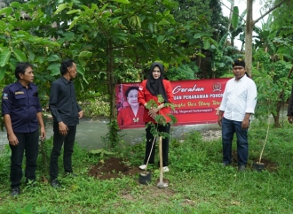 Sarifah Tanam Pohon di Kabupaten Serang