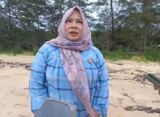 Nina Rusnita Imbau Masyarakat Disiplinkan Diri Tidak Membuang Sampah Sembarangan ke Pinggiran Pantai