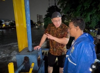 Kenneth Blusukan Banjir Usai Imlek, Cek Rumah Pompa dan Pastikan Sampah Terangkat