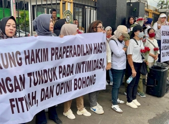 Emak-emak Gelar Aksi Damai di PN Jaksel, Semangati Hasto Kristiyanto dan Djuyamto Hakim Praperadilan