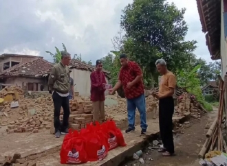 Yudha Puja Turnawan Kunjungi Korban Rumah Roboh Warga Kampung Cijoho Desa Mekarsari Garut