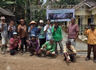 Rangkul Masyarakat, Deris Perbaiki Jalan di Desa Negerikaton