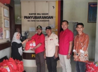 Dua Kader Banteng Dharmasraya Salurkan Bantuan ke Warga Terdampak Banjir