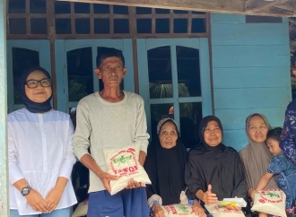 Nila Yani Berikan Bantuan ke Korban Terdampak Banjir Akibat Luapan Kali Lamong