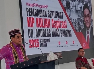 Andreas Hugo Bagikan Sertifikat KIP Kuliah Kepada 88 Mahasiswa Unika Ruteng