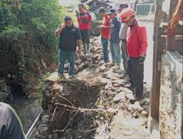 Baguna Garut Kirimkan Bantuan & Bantu Perbaikan Irigasi di Kelurahan Sukajaya