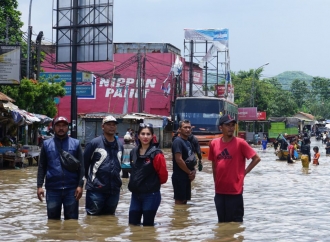 Anggota DPRD Angie Natesha Tinjau Lokasi Banjir di Dayeuhkolot, Dorong Solusi Nyata