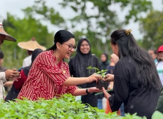 Karolin Margaret Bagikan Ribuan Pohon Cabai ke Masyarakat