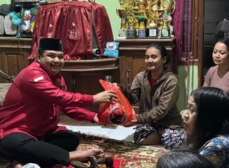 Bagikan Bingkisan Sembako, Banteng Surabaya Ajak Doakan Ibu Megawati Soekarnoputri