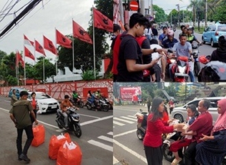 Peduli Ramadan, Sayap-Sayap PDI Perjuangan Bagikan Takjil di Jalan