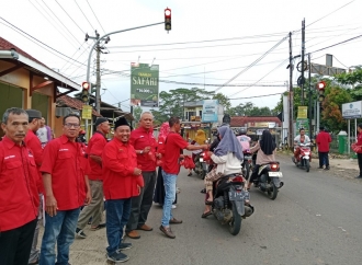 Ahmad Ridwan Berbagi Takjil: Susah dan Senang Kita Harus Hadir di Tengah Masyarakat