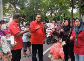 Banteng Surabaya Bagikan Ratusan Takjil gelorakan Gotong Royong di Kecamatan Wiyung