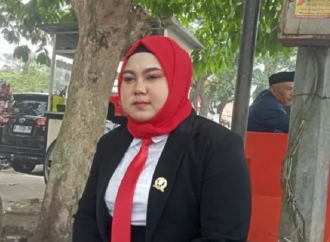 Tika Kartika Sari Kembali Bantu Pemasangan Listrik Bagi Warga