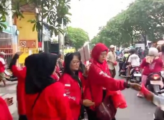 Usung Peran Perempuan dalam kehidupan Berbangsa, Sarinah PDI Perjuangan Surabaya Bagikan Takjil di Tambaksari