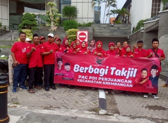 Bagikan Takjil di Kota Lama, Banteng Krembangan Gelorakan Semangat Perjuangan Bung Karno