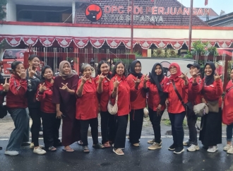 Komunitas Juang Srikandi PDI Perjuangan Surabaya Bagikan Takjil dari Resep Mustika Rasa Warisan Bung Karno