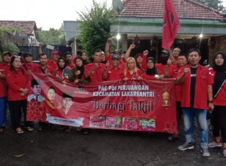 PAC PDI Perjuangan Lakarsantri Bagikan Ratusan Takjil usung Semangat “Berkepribadian dalam Budaya”